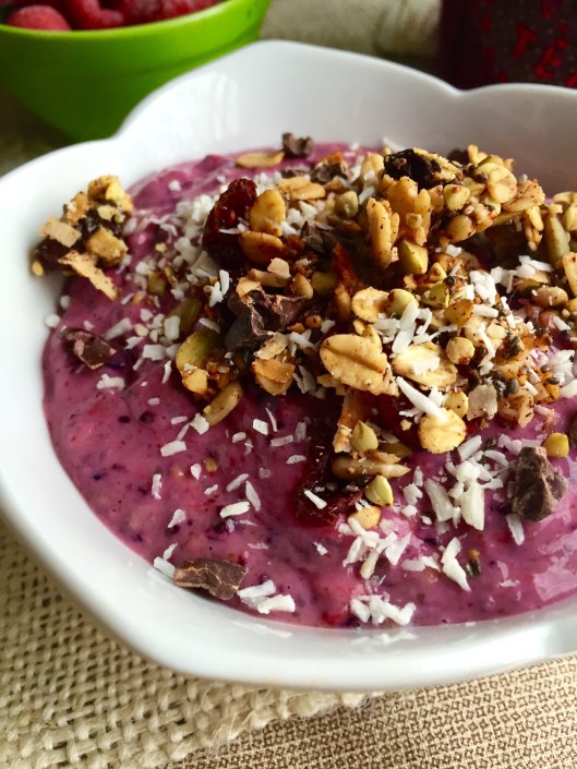 berry almond smoothie bowl