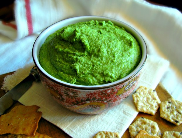 Glowing Green Spinach Artichoke Hummus - Vegan
