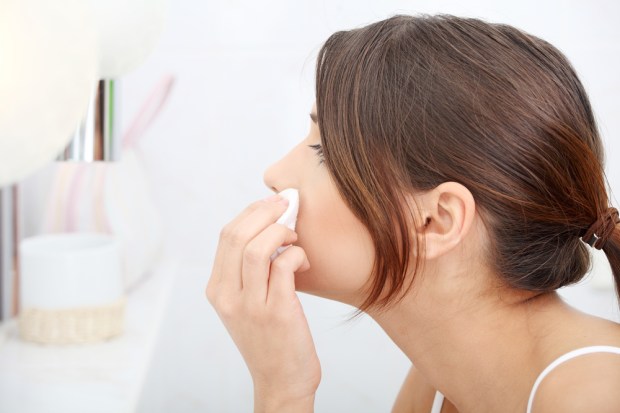 How to Use Almond Oil to Remove Makeup